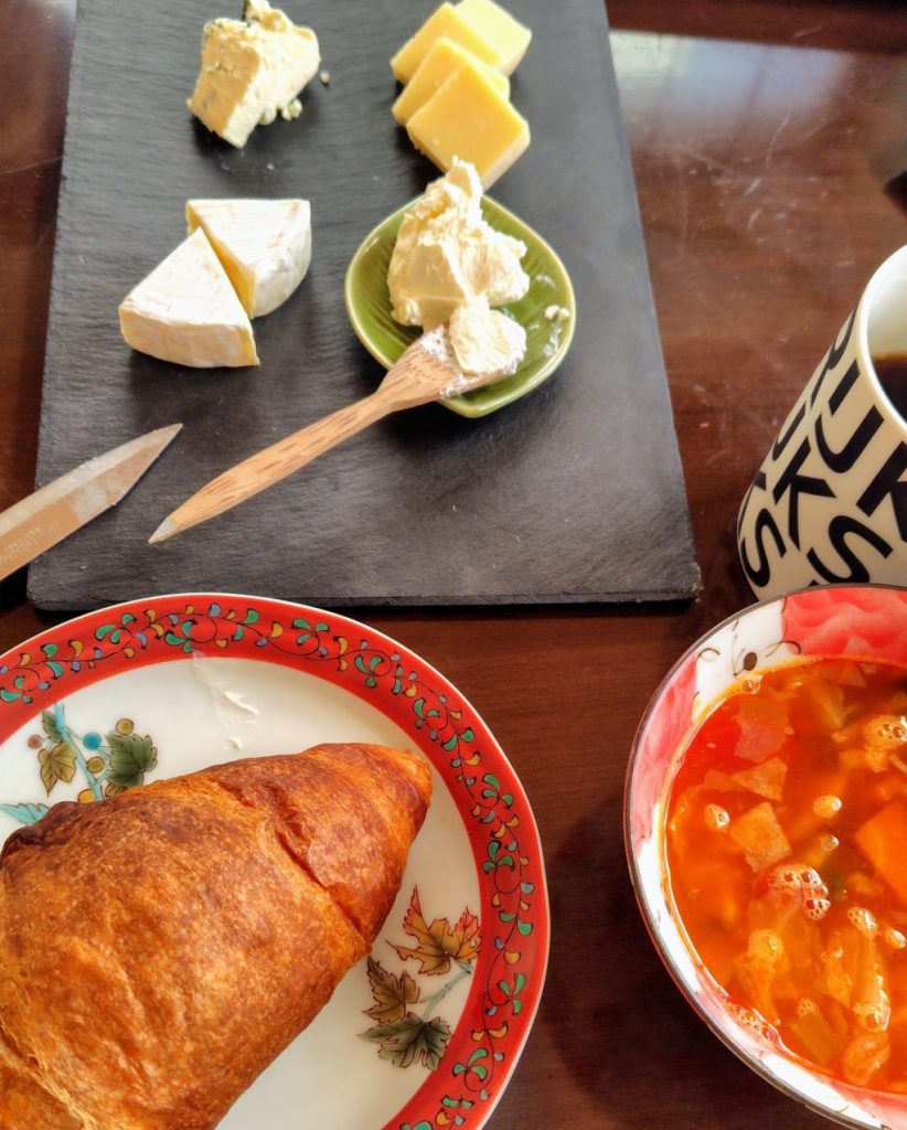 トマトスープとクロワッサンの朝ごはん